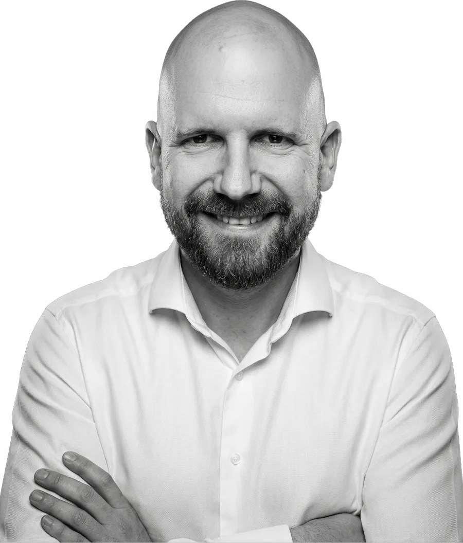 Andreas Neß, Gründer von svowl.com, mit verschränkten Armen und Lächeln